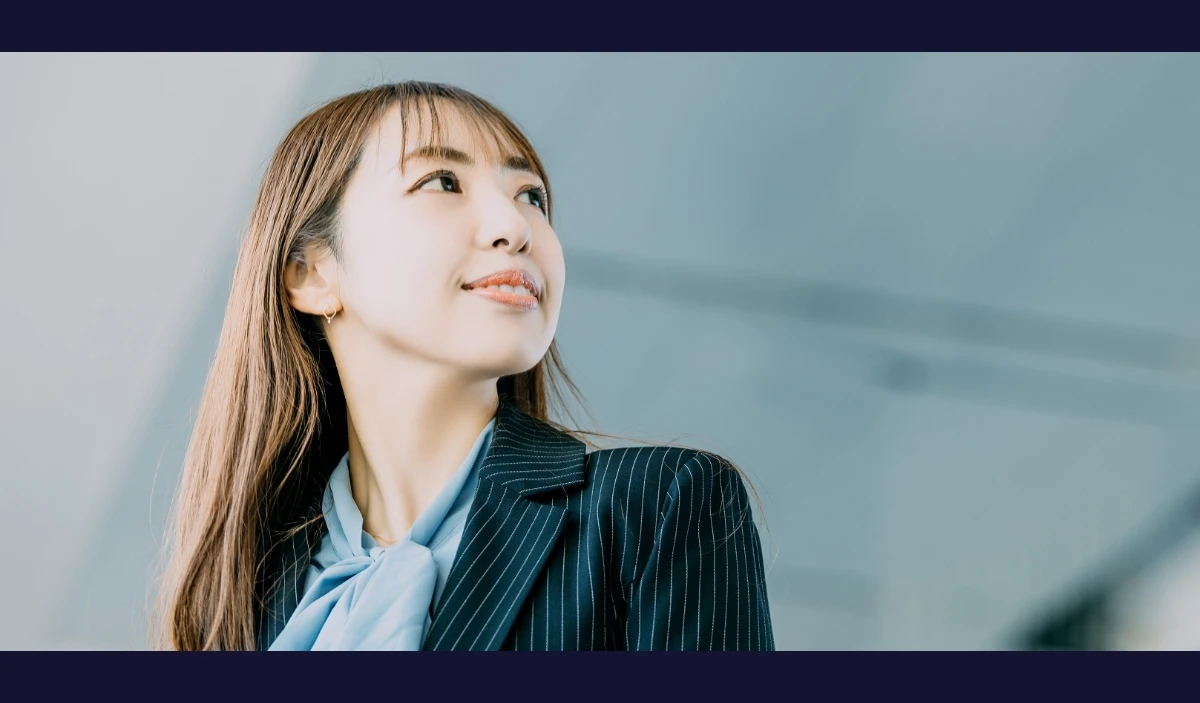 見上げるオフィスレディ